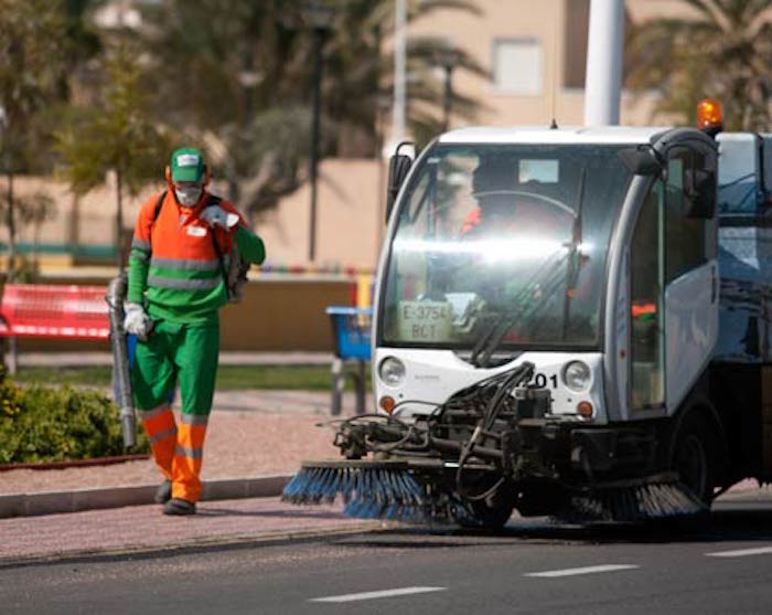 Acciona limpiando las calles de Torrevieja