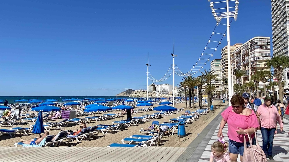 Matkailijoita Benidormissa