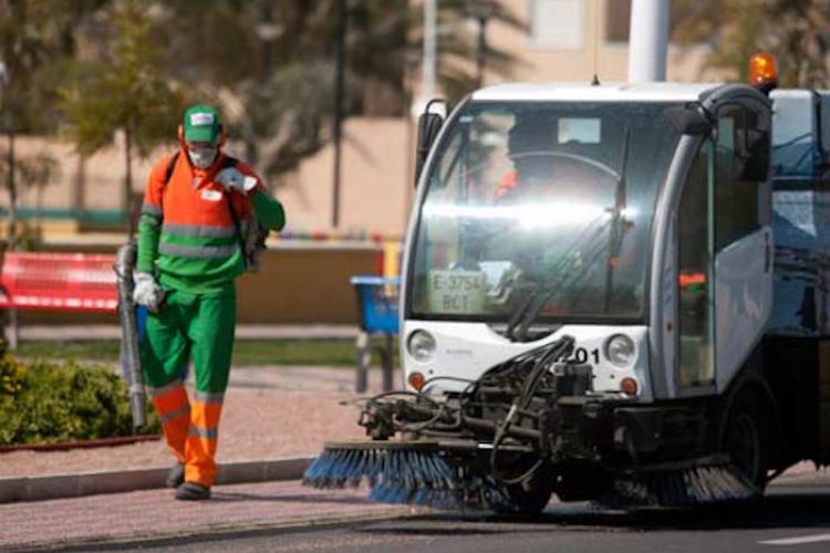 Acciona limpiando las calles de Torrevieja