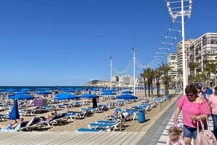 Matkailijoita Benidormissa